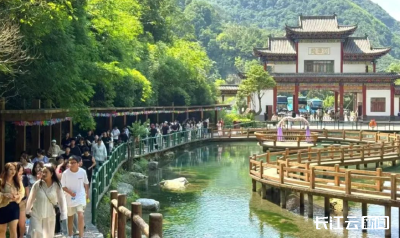 400 人西安团打卡！十堰郧西清凉山水 “浇热” 夏日经济