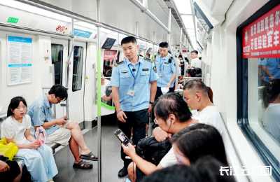酷暑之下，武汉地铁多方力量共筑文明出行秩序