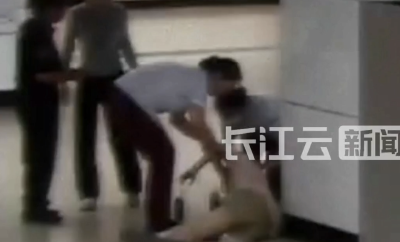 女乘客地铁内低血糖中暑晕倒，工作人员紧急施救