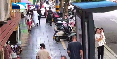 不好！男童从窗户跌落到公交站牌顶上 暖心！外卖小哥徒手攀爬施救