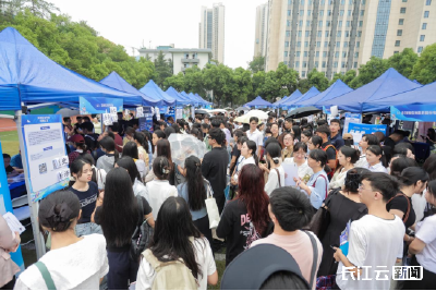 “才聚十堰 圆梦车城” 2025十堰大学生留（回）堰秋季首场招聘会在华师举办