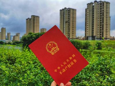我国不动产登记便利化水平持续提升 “交房即交证”覆盖2200多个县市