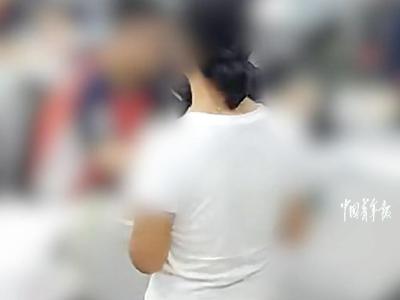 学生玩梗嘲笑同学是“唐人”，班主任发现后严肃教导：不笑天灾、不笑人祸、不笑疾病