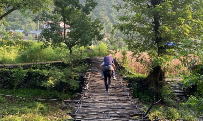 襄阳南漳：生死时速半小时！急救人员用臂膀架起生命通道