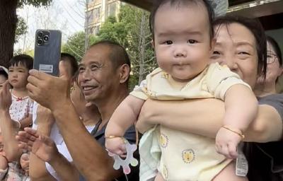 点赞！9台巨型花车惊艳武汉街头，文旅IP大巡游引市民夹道欢呼