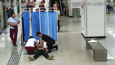 17分钟生死救援 地铁内众人携手挽救乘客生命