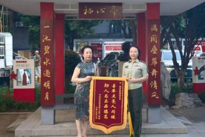 雨中援手暖人心！武警医院警官救助摔倒老人