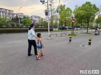 5岁男童与家人走失 城管暖心救助