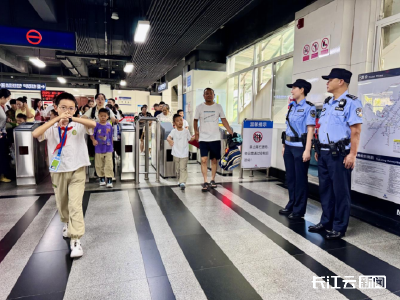 开学首日，武汉轨道公安“护学模式”准时上线
