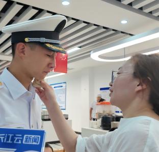泪目！海工大新生与母亲重逢，铁血男儿秒变妈妈怀中宝