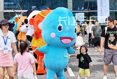20台花车成文博会“顶流” IP人偶组团互动超热闹