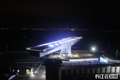“千吨巨梁”凌空转体74度精准对接 合武高铁湖北段首座转体桥成功转体