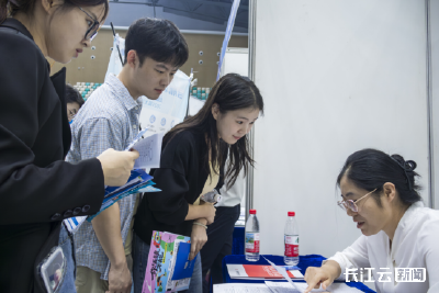 武汉科技大学“新材料”产业专场招聘会吸引近400家用人单位揽才