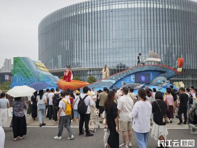 2025中国文旅产业博览会直击 | 人形机器人变身“钢琴家”，深情“弹”奏《长江之歌》《乡恋》