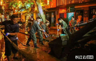 恩施咸丰：党旗在一线高高飘扬 做守护家园的坚实依靠