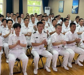当海军方阵出现那一刻，他们响起阵阵掌声！