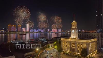 武汉烟花超前点映 今夜长江不打烊