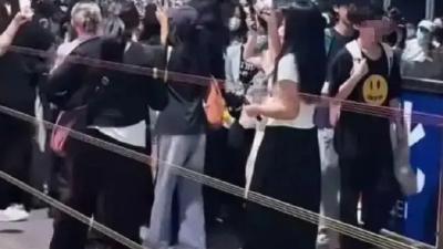 疯狂粉丝屡屡围堵，艺人、经纪公司真不知情？
