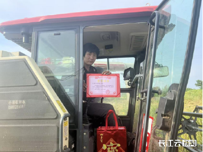 孝感孝昌：秋收里的 “双向奔赴” 政府与机手共护丰收路