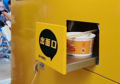 机器人做的热干面你吃过吗？武汉一高校请新生免费尝鲜