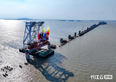 杭州湾跨海大桥首孔80米箱梁成功架设