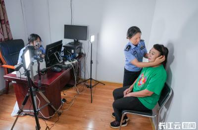 家门口的 “照相馆”：武汉民警上门为82位老人办理身份证