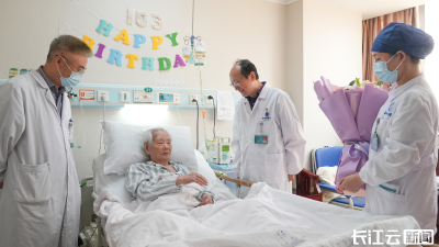 向民族脊梁致敬：103岁抗战老兵收看胜利大会