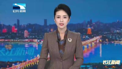 身边的感动：民警暖心投喂零食 帮助走失萌娃回家