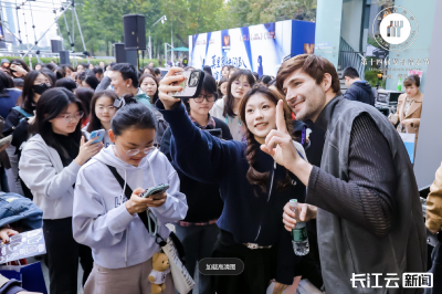 音乐剧《莫里哀》主演现身武汉快闪 还将连演6场