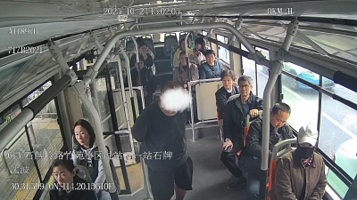 “搞么斯！”公交车上，武汉司机突然一声怒吼