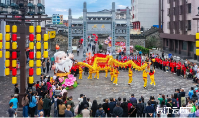 “中国红”走进老巷子！随州草甸子街人气爆棚迎双节