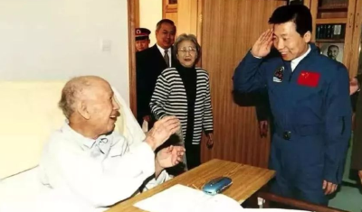 云端锐评丨我们把思念写进星空，也把星空写进未来