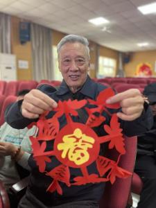 重阳心意！小学生牵手退休教师玩转非遗剪纸
