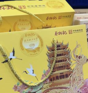 武汉高校和食品企业“组CP”，推出联名款小吃 