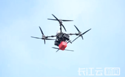 荆州首试！无人机5分钟跨江送“空中外卖” 