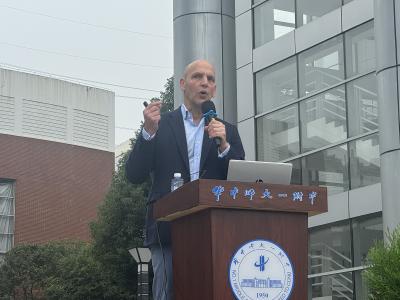 校园秒变大型追星现场！诺贝尔化学奖得主寄语华师一附中学子“择所爱而深耕”