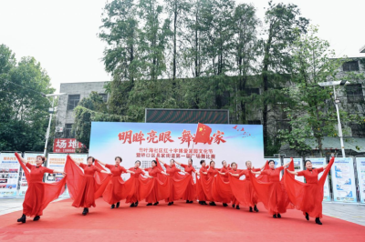 银龄舞动迎重阳 民生服务暖人心