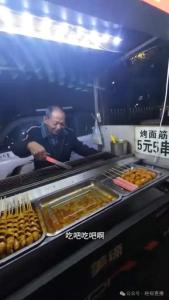 67岁“面筋爷爷” 酷似袁隆平走红！家属：近10年基本没涨价，常说“赚一点就行，想让大家吃饱、吃好”