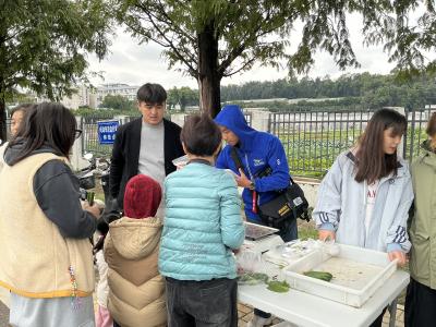 “把作业卖了！” 大学生校内摆摊卖自种蔬菜，网友驱车50分钟只为尝鲜！