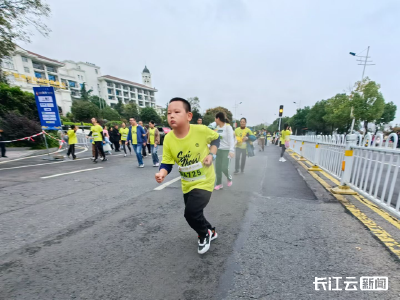 萌娃挑战六公里！随州马拉松赛道上的“少儿”成亮点