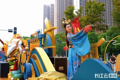 武汉花车巡游现场 随州编钟乐舞收获满堂“彩”