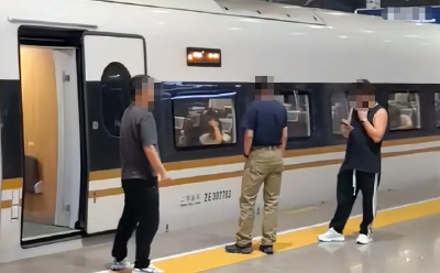 12306回应男子疑站台抽烟错过车：应立即联系工作人员，勿追赶拍打车门