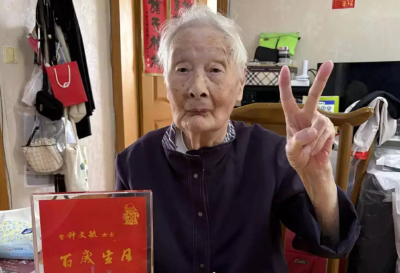 云端锐评｜百岁奶奶玩破3个iPad！活出自己的精彩，才是真正的“长寿秘诀”！