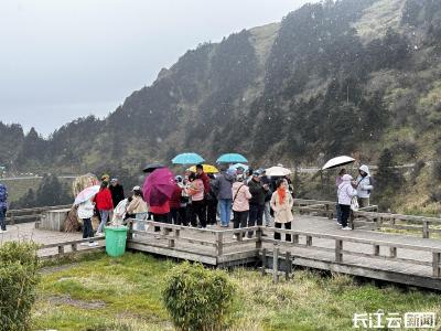 神农架迎来今秋首场降雪 雪花与秋色交织引客惊叹