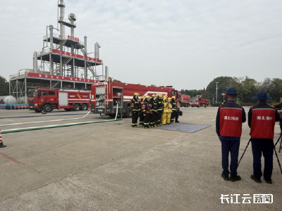 湖北消防大比武上演电车燃爆“极速救援”，提醒驾驶员及时断电