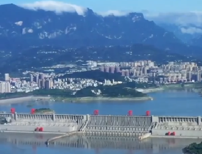 新华社记者沉浸式体验三峡大坝“水上电梯”