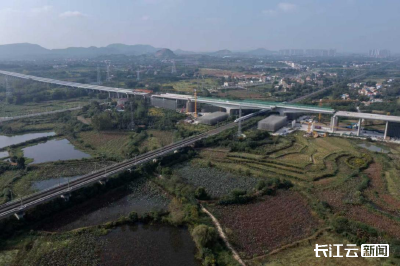 双向转身，精准“牵手！武重高速跨沪蓉铁路大桥双座同步转体成功