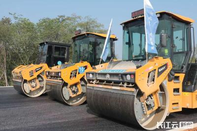 鄂州机场高速二期项目开始路面沥青铺设 冲刺明年6月建成通车
