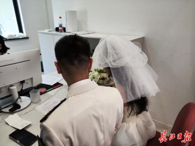 与祖国同庆、与爱人同行，许多年轻人在国庆当天领证