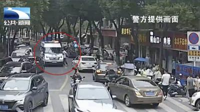 身边的感动｜女子大出血情况危急 警车开道疾驰送医